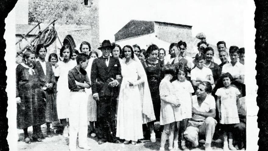 A l’esquerra, un casament a pagès, als masos de les Corts el 1930 i, a la dreta, les nenes de l’Ateneu Víctor Català a Sant Martí d’Empúries, 1916. A baix, festa de l’espiga 1921; terrassa del bar Can Trena, a la platja de l’antic port, i una fotografia inèdita de Josep Esquirol on es veu la fixació de les dunes d’Empúries, l’any 1896. | ARXIU MUNICIPAL DE L’ESCALA