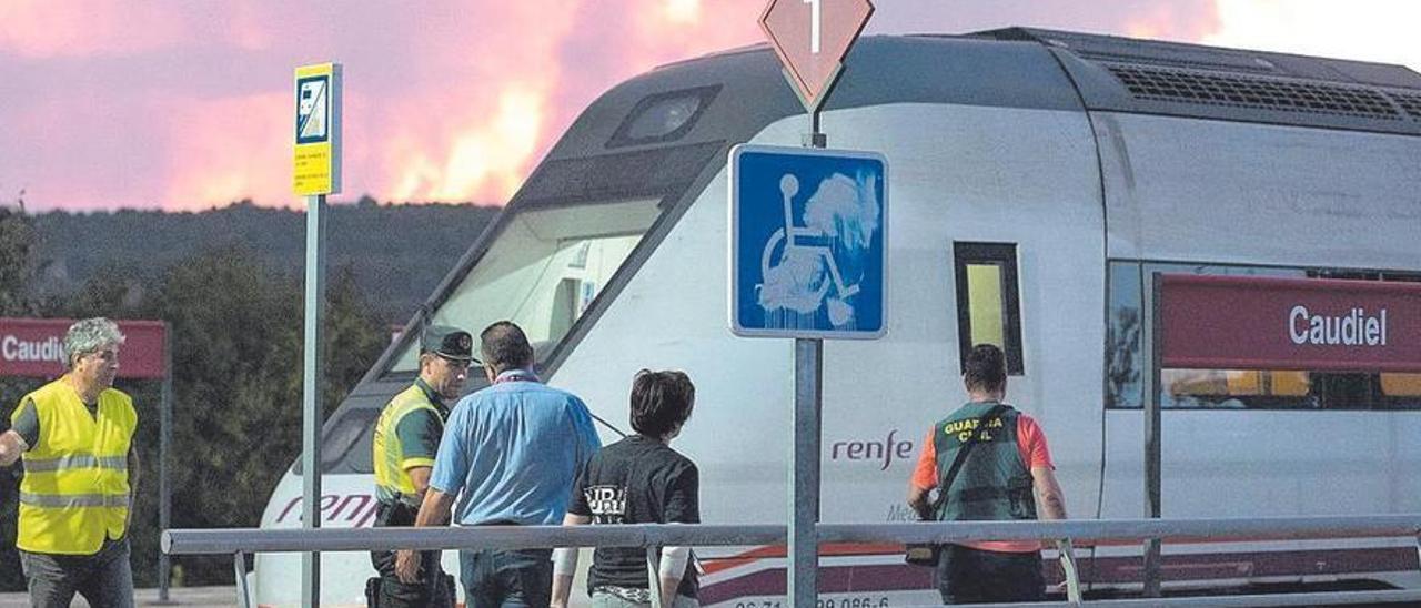 La Guardia Civil vigila la evacuación del tren afectado por el incidente, en la estación de Caudiel.