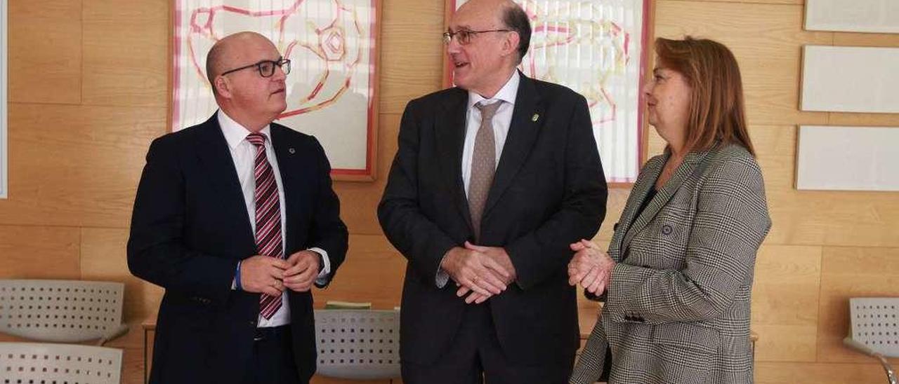 Manuel Baltar, Manuel Joaquín Reigosa y Esther de Blas en la Vicerrectoría del Campus de Ourense. // Iñaki Osorio