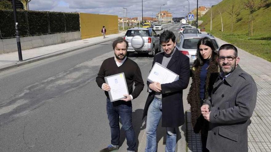 Rafael Cuiña y los ediles Nicolás González Casares, Lara Rodríguez Peña y Francisco Vilariño, ayer, en el tramo más deteriorado de la Ronda Este. // Bernabé/Javier Lalín