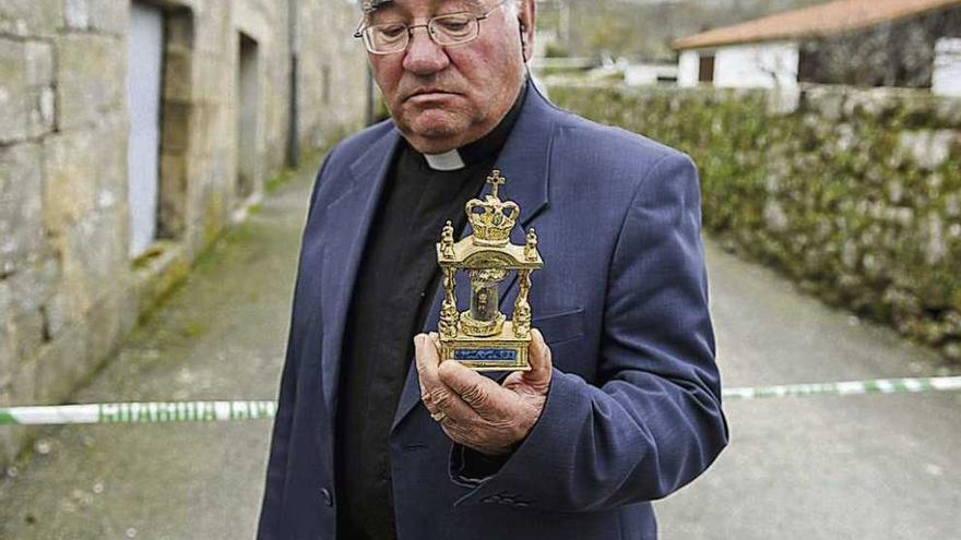 El párroco Antonio Gómez sostiene una réplica de la Virxe do Cristal.