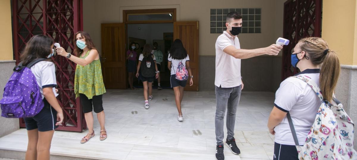 Entrada a un colegio de Gandía.