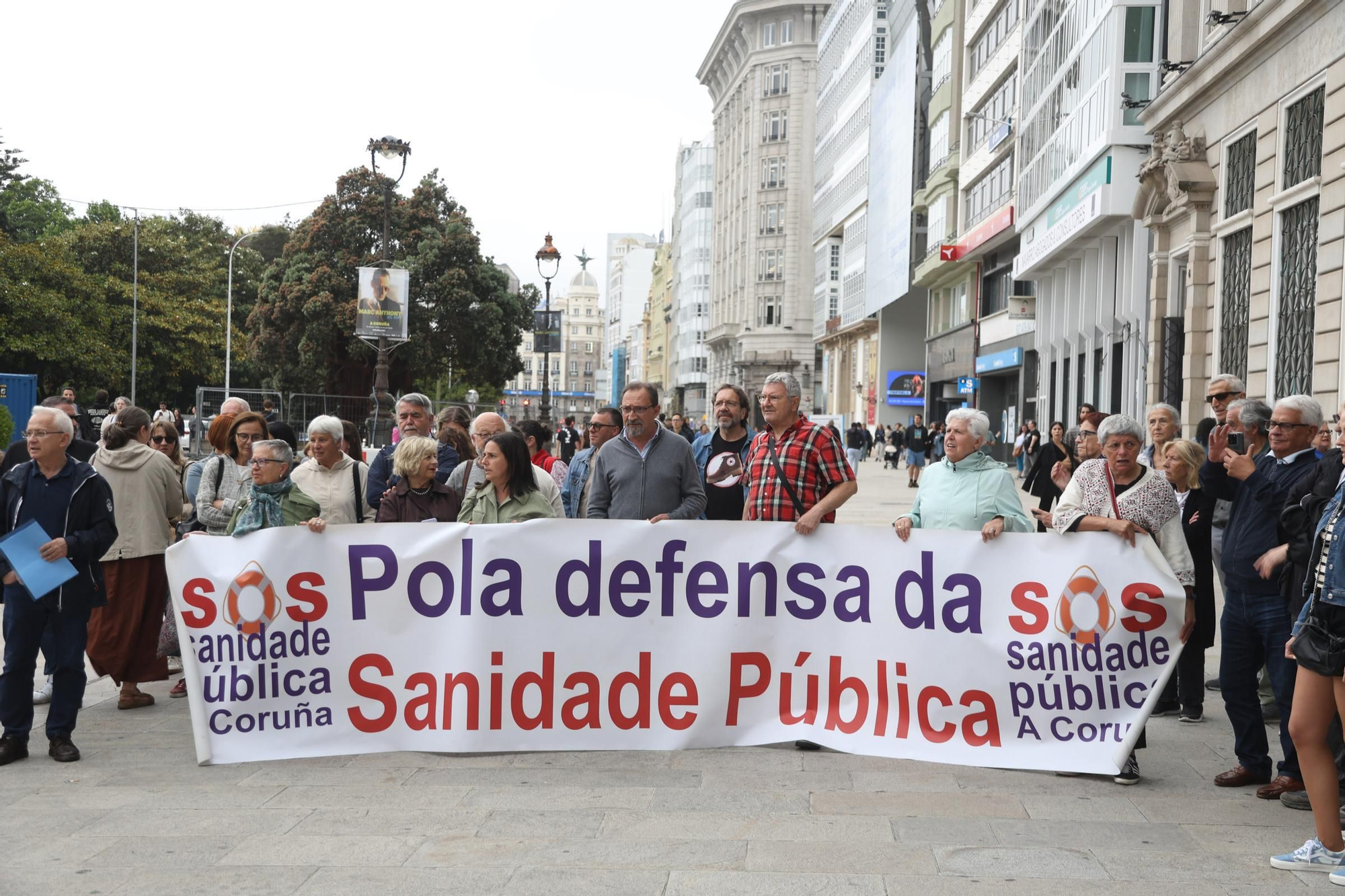 Protesta de SOS Sanidade Pública contra las esperas del Sergas en A Coruña: "¡Que metan a Rueda en la lista!"