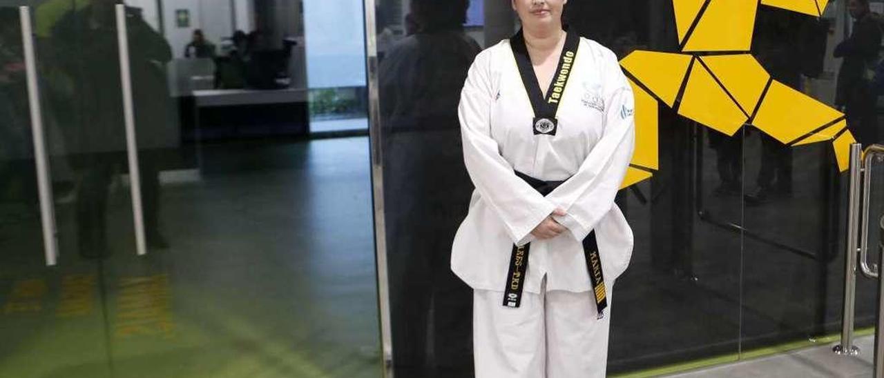 María Bautista, en el Máis que Auga de Navia, donde ejerce como entrenadora de taekwondo. Abajo, la viguesa, con su uniforme de árbitra. // José Lores
