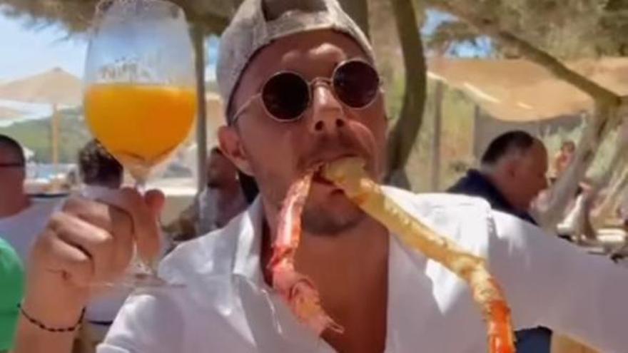 El futbolista del Betis Joaquín bromea con una pata de cangrejo en un restaurante de Ibiza