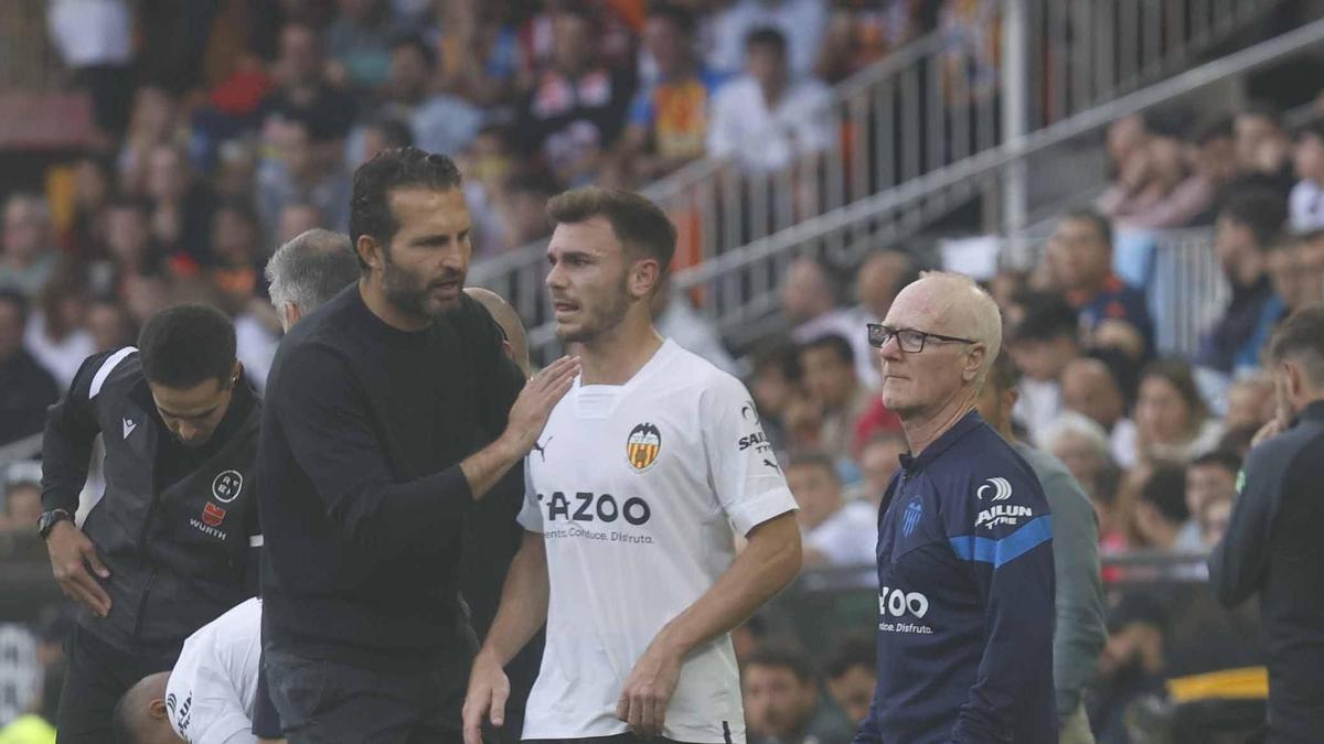 Lato cayó lesionado en el partido contra el Espanyol en Mestalla