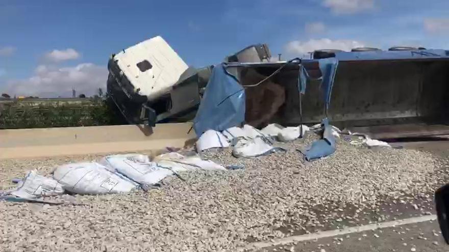 Aparatoso accidente de un camión en Elche