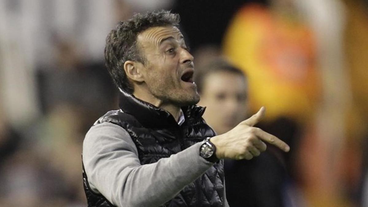 Luis Enrique da instrucciones a sus jugadores en Mestalla.