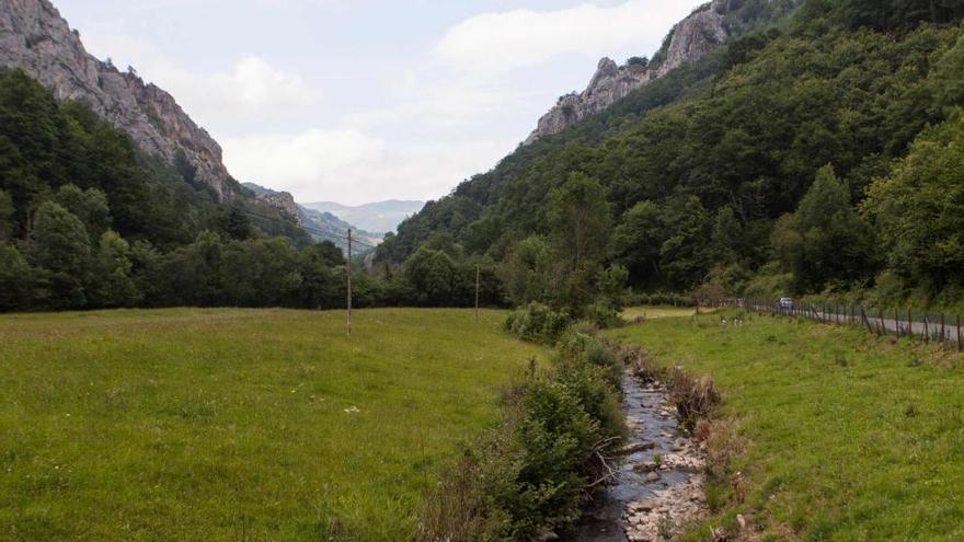 El río Caleao, a su paso por la zona de la Encruceyá.