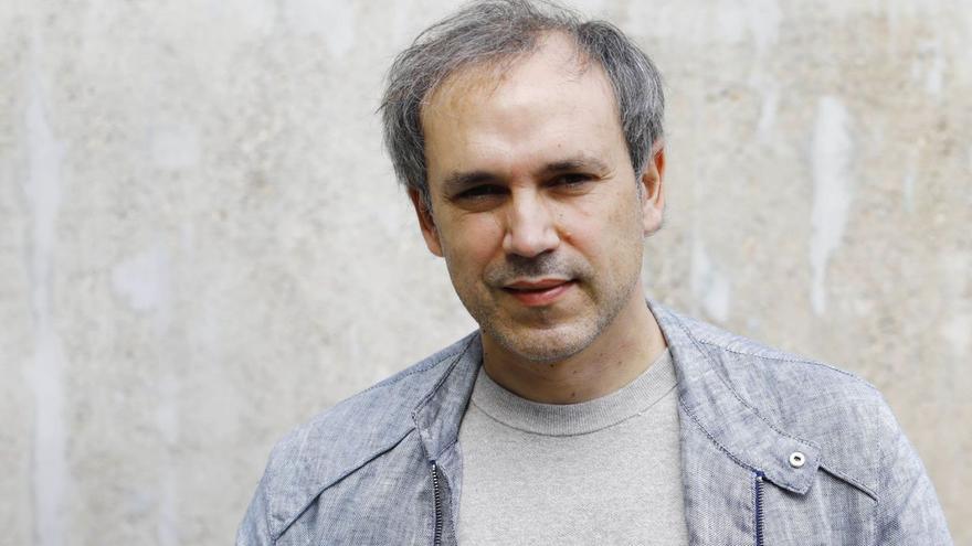 El escritor Luis Zueco, en una imagen reciente en Zaragoza. | JAIME GALINDO