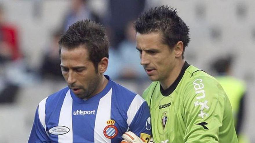 Roberto, el porter de l&#039;Osasuna, agafa Tamudo durant el partit d&#039;ahir.