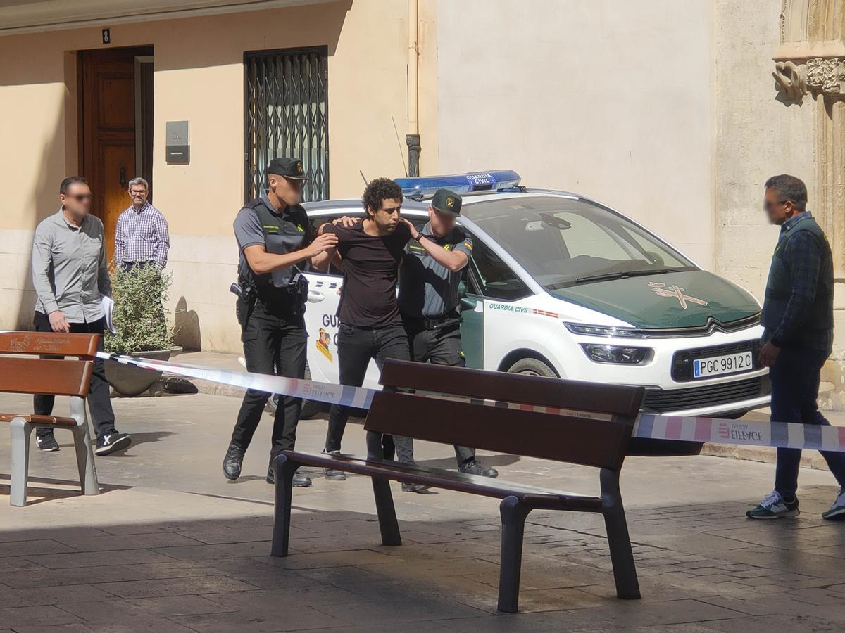 El detenido por la muerte de su Enguera, camino al juzgado de Xàtiva este mediodía.