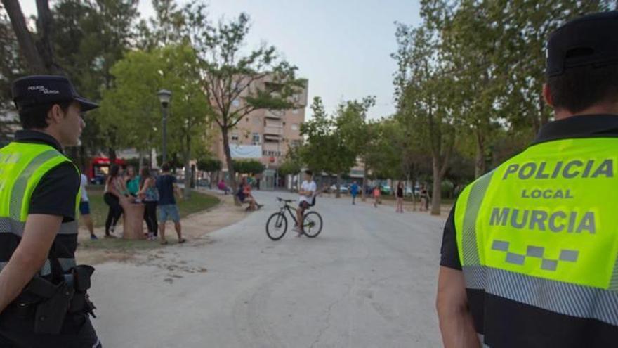 Una pareja de Policías Locales de Murcia patrullan por las calles de la capital.