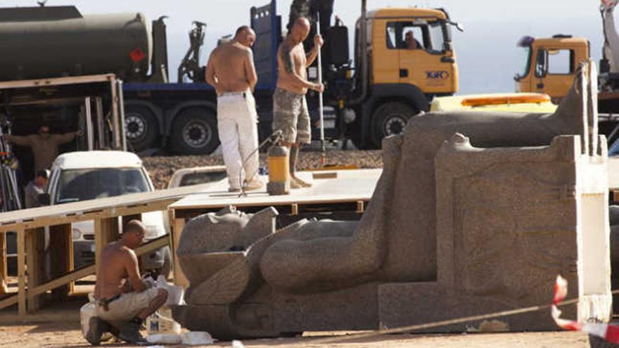 Personal de montaje ultima los preparativos de una estatua egipcia, ayer. | fuselli