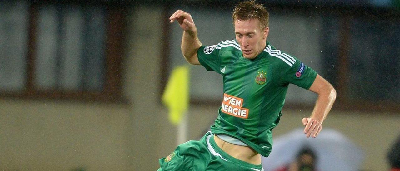 Robert Beric, en 2016, con el Rapid de Viena ante el Shakthar Donetsk | Agencias