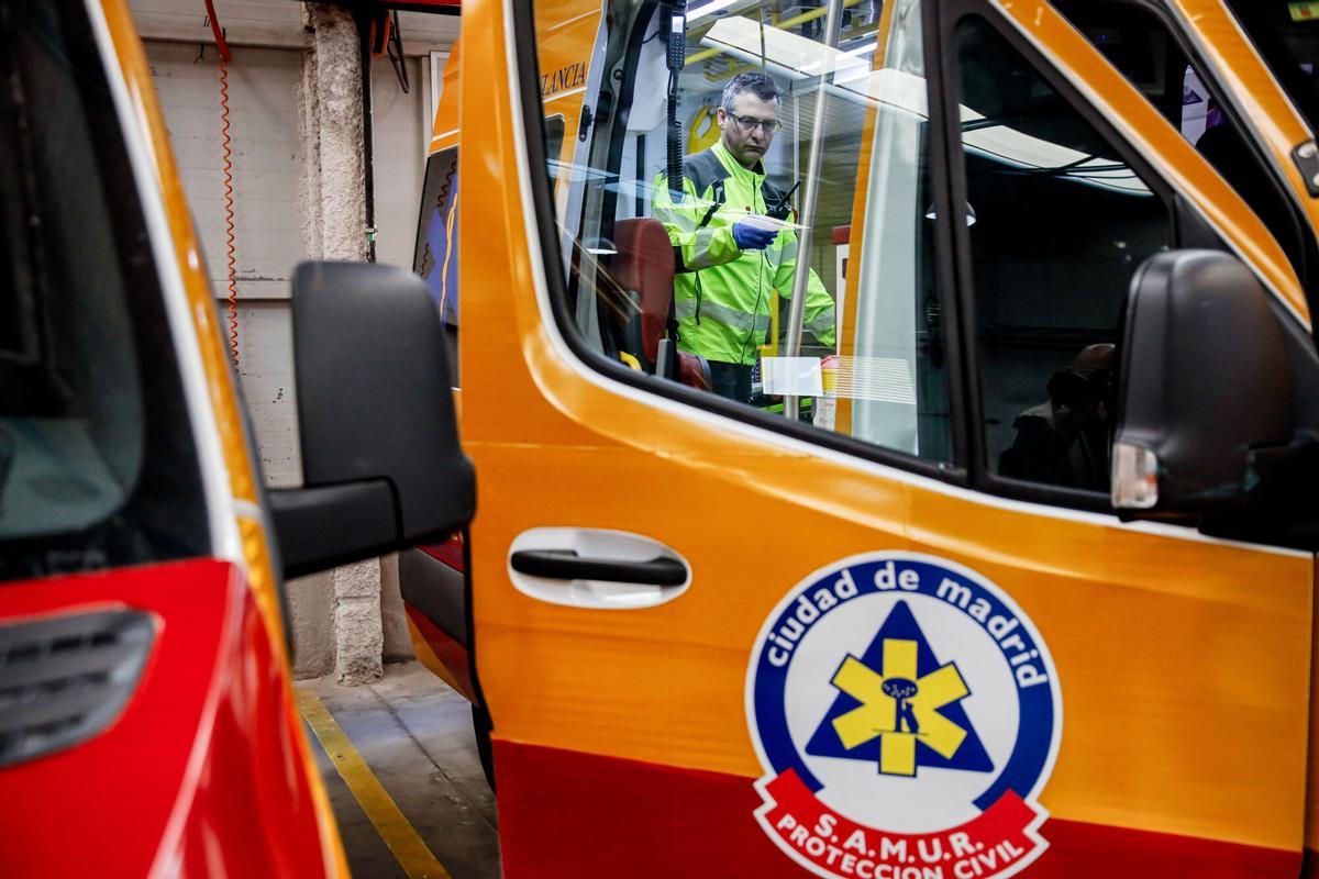 04/01/2023 Técnicos en la Base 0 de SAMUR - Protección Civil, en Casa de Campo, a 4 de enero de 2023, en Madrid (España). El principal objetivo a cumplir del SAMUR-Protección Civil es acercar en todos sus sistemas de emergencias las unidades de soporte vital, ya sea básico o avanzado, a los lugares donde han ocurrido incidentes y, una vez allí, proporcionar una atención profesional de calidad. En sus 30 años de historia, SAMUR-Protección Civil ha atendido a más de tres millones de personas. SOCIEDAD Carlos Luján - Europa Press