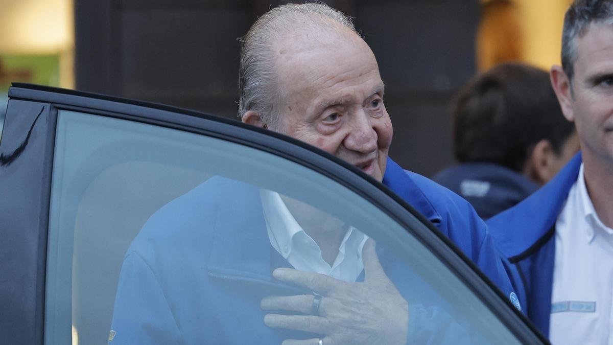 El rey emérito se sube a un coche tras participar en un acto en Sanxenxo, el pasado 29 de septiembre.