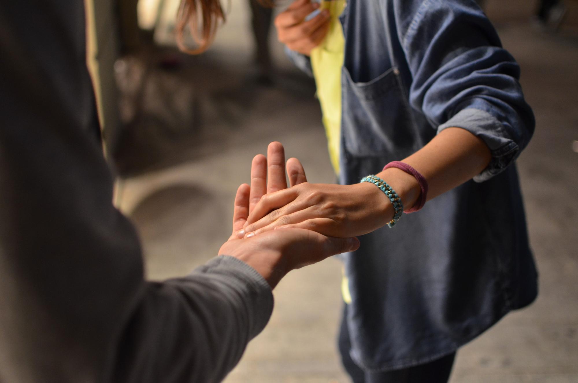 Dos personas se dan la mano.