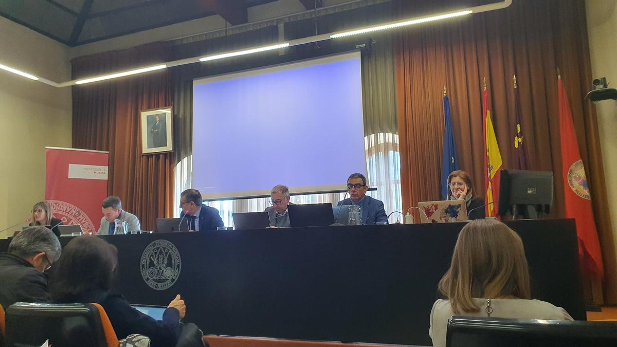 El Consejo de Gobierno de la UMU, reunido ayer en el edificio Convalecencia.