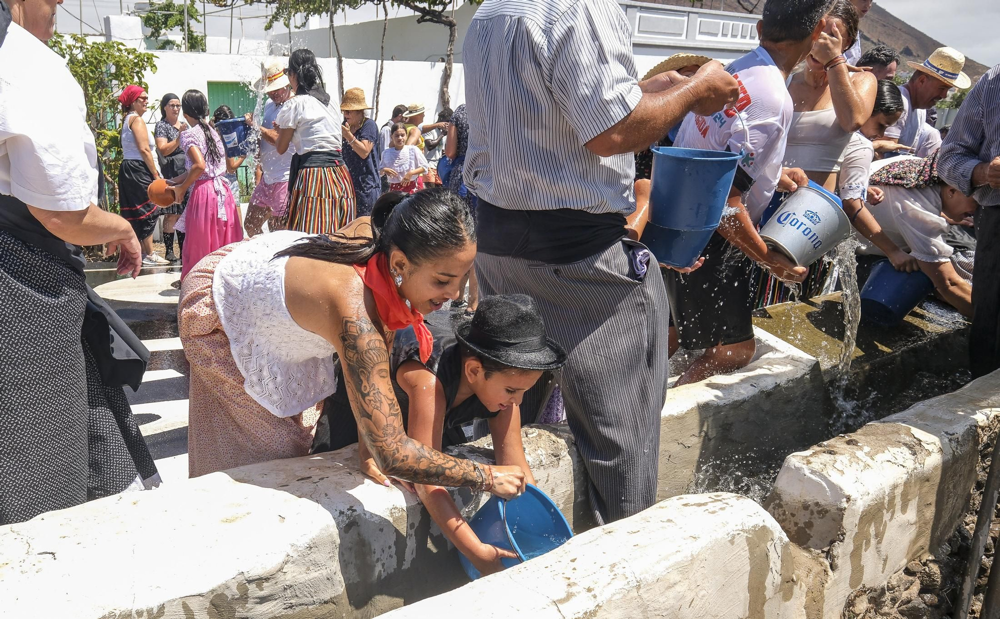 Traída del agua infantil en Lomo Magullo