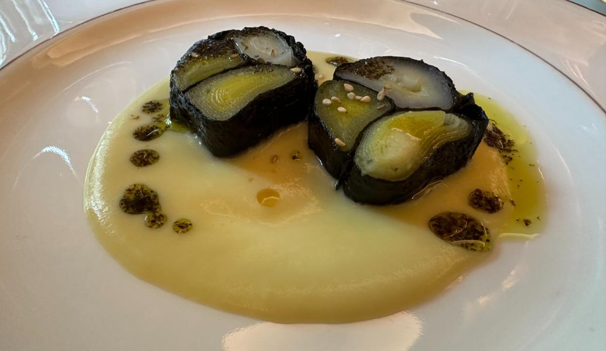 Maki de puerro, algas y crema de puerros con aceite de algas, por el chef navarro Ricardo Gil. .jpg