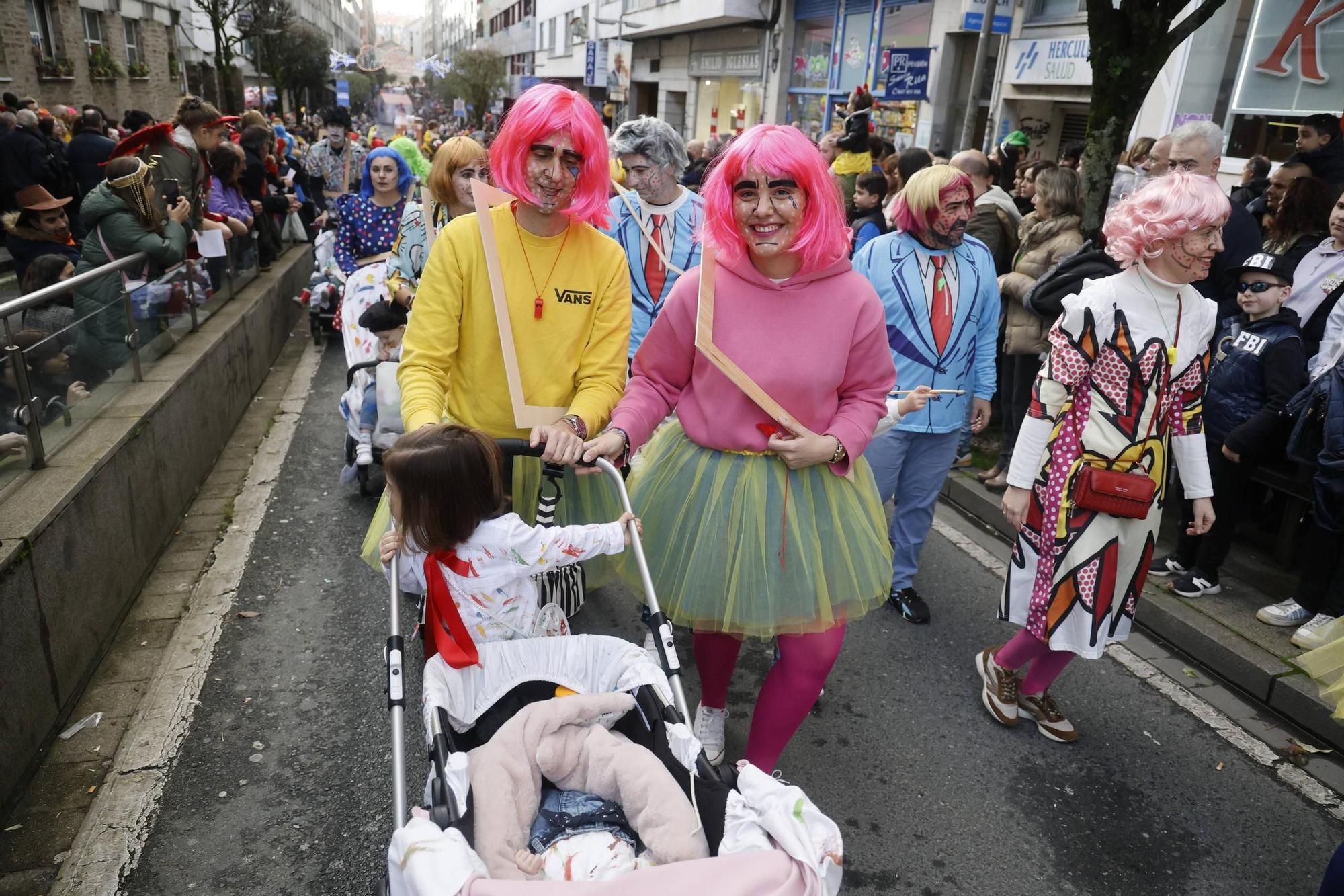 Santiago disfruta del tradicional desfile de martes de Entroido