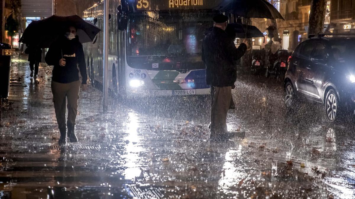 Intensas lluvias anoche en Palma, donde se recogieron 70 litros por metro cuadrado