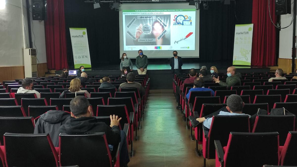 Momento de la reunión entre representantes municipales y del sector de la hostelería y restauración en Coria.