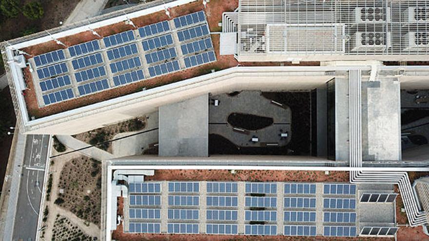 Paneles solares en el techo de la EUIPO.
