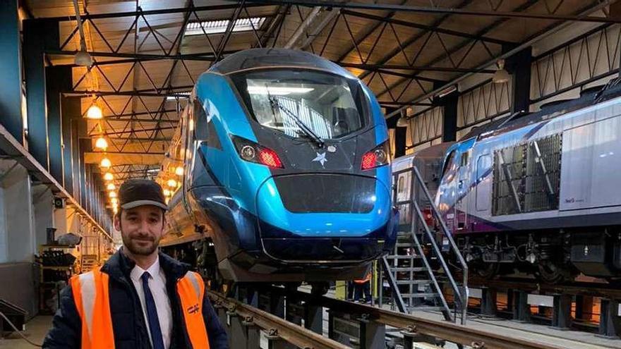 El ingeniero vigués Víctor Barril, junto a algunos de los trenes vendidos por CAF a Reino Unido.