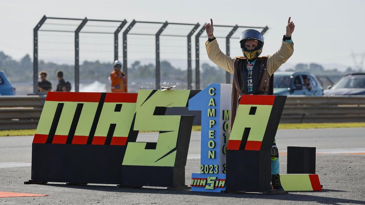 Jaume Masià celebra su título de Moto3 tras el GP de la Comunitat Valenciana en el circuito de Cheste.