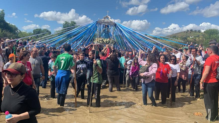 Los belalcazareños cruzan el río Zújar con la Virgen de la Alcantarilla