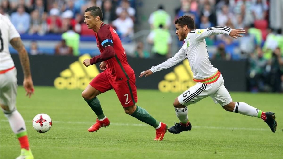 Ronaldo se va de Jonathan Dos Santos en el primer tiempo del Portugal-México