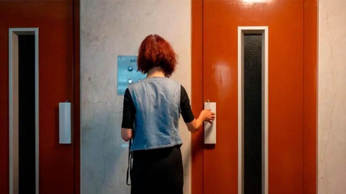 Imagen de una mujer usando un ascensor
