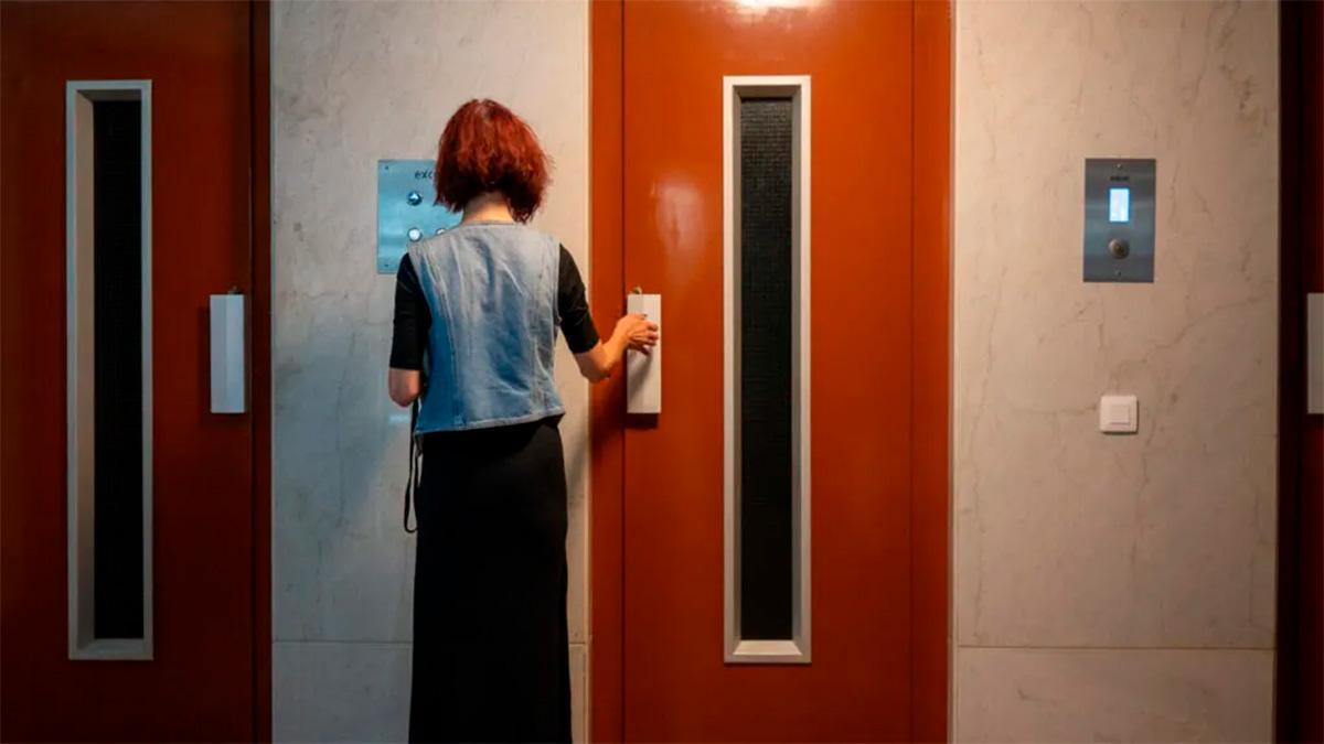 Imagen de una mujer usando un ascensor