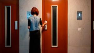 Imagen de una mujer usando un ascensor