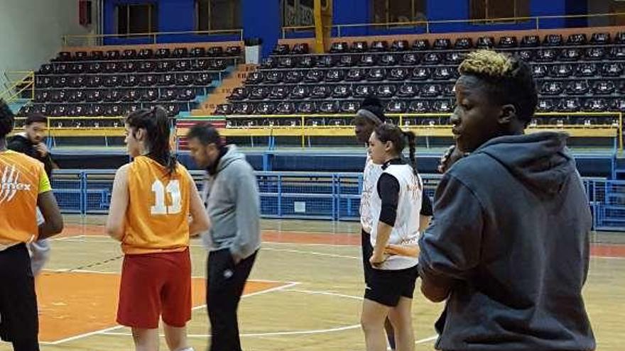 Marina Delgado e Igeoma Uchendu, en el entrenamiento de ayer.