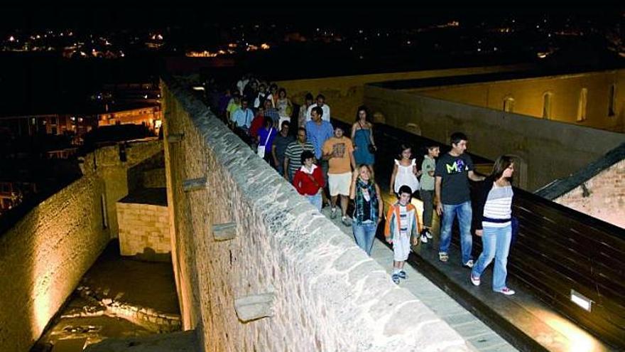 Un grupo de visitantes pasean por el interior del Castillo de Zamora.