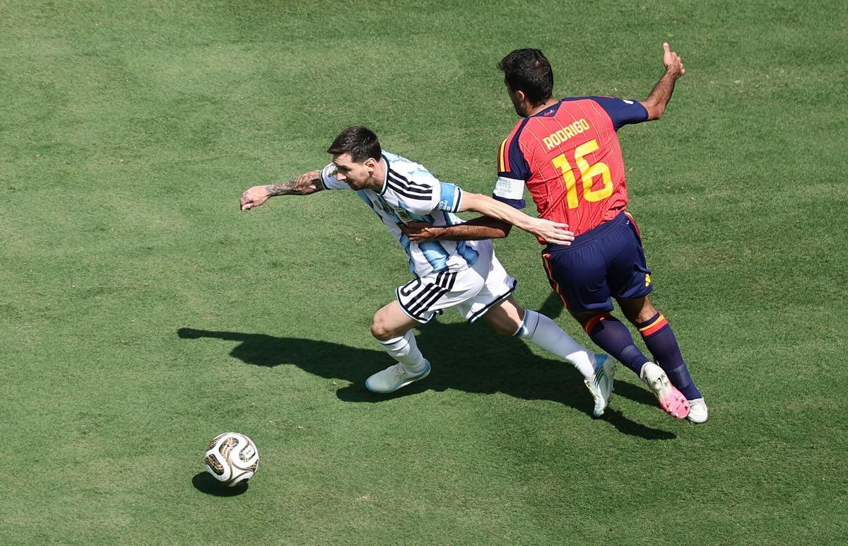 Messi, perseguido por Rodri, en un lance del España-Argentina de la final del Mundial