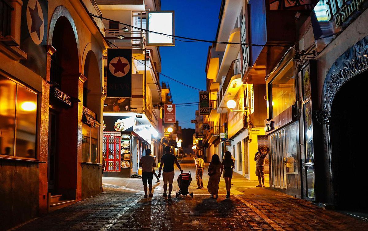 Varias personas pasean por la zona del West End, en Sant Antoni, en una imagen de julio del año pasado. | ZOWY VOETEN