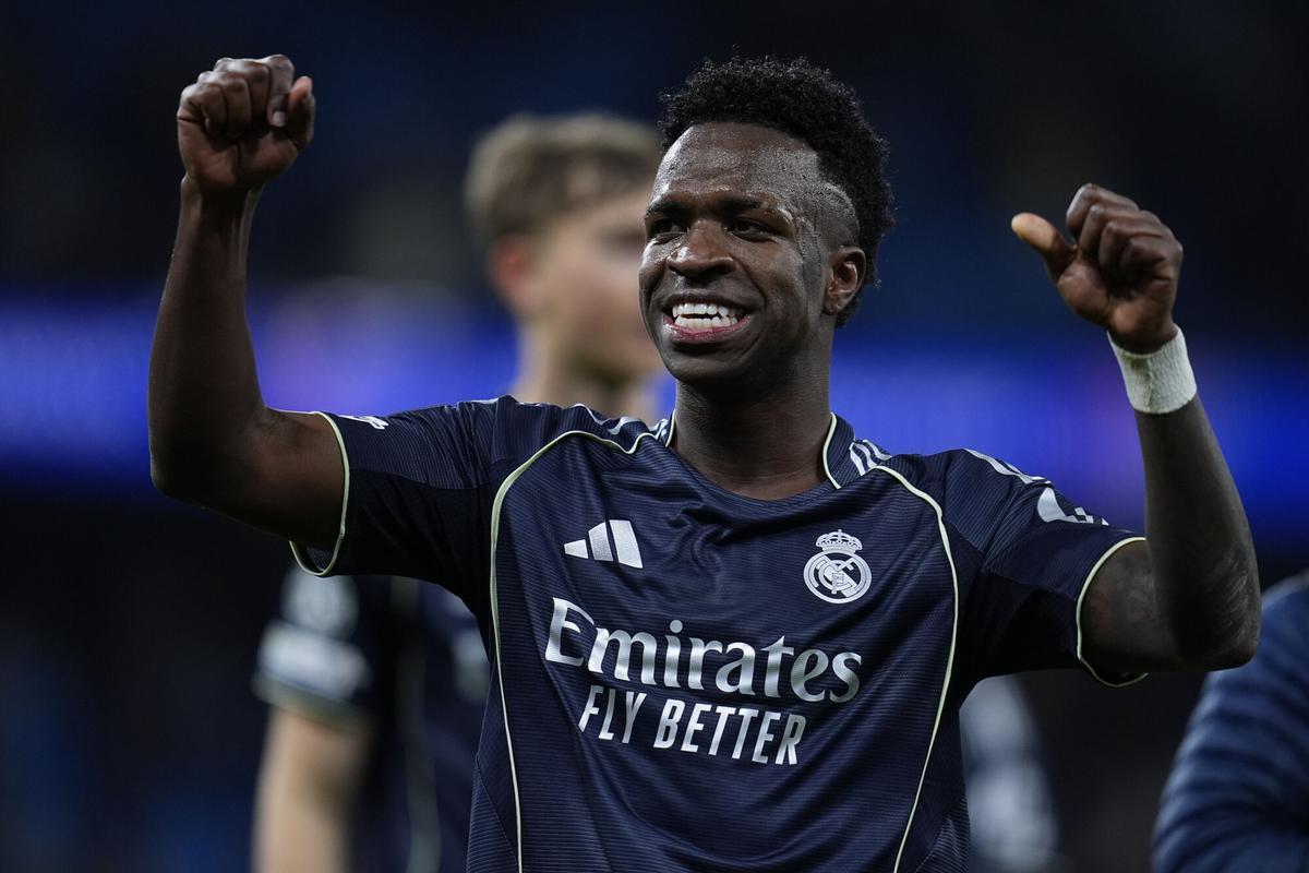 Vinicius celebra la clasificación del Real Madrid para cuartos de la Champions.