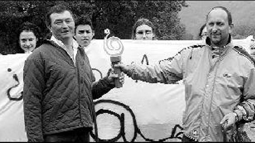 El presidente de la Plataforma Pro Eólicos, Manuel Freixe, recoge la arroba de mano de Antonio Riveras, en Santa Eulalia.