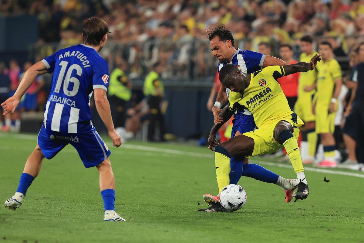 Quagliata disputa un balón ante Pépé