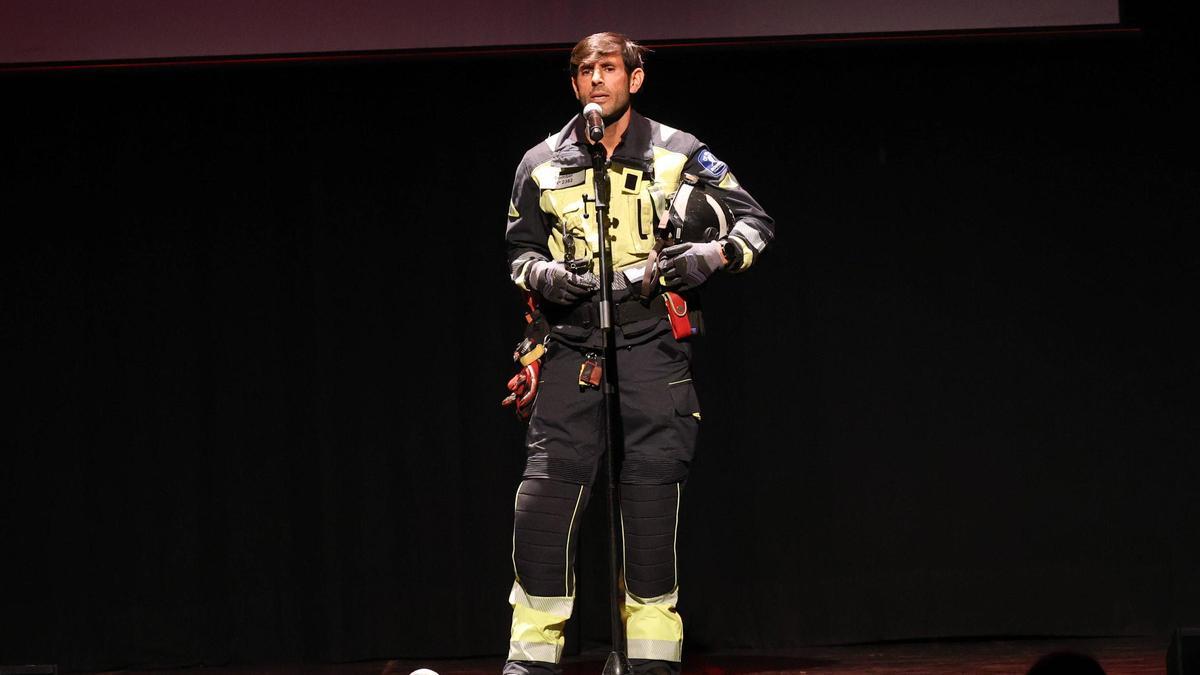 El bombero Gabriel, emocionado en el centro cultural Can Ventosa.