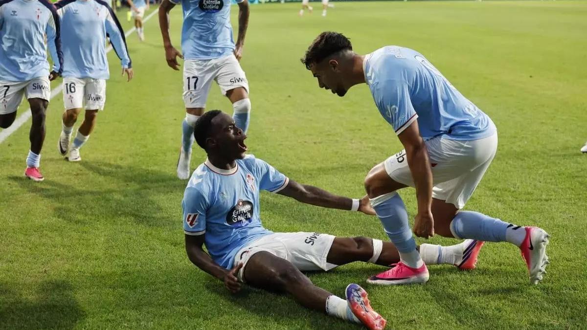 Milla, que hizo un doblete de asistencias, celebra el segundo tanto con Marín, que hizo un doblete de goles.