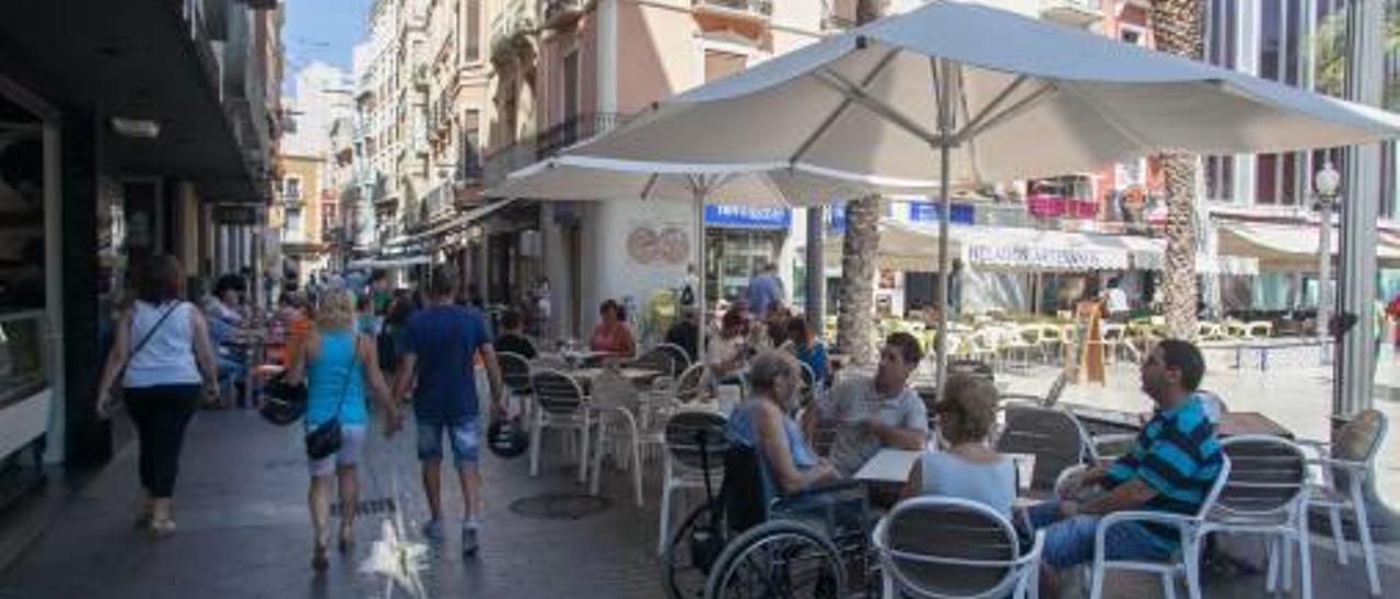 Elche unificará la imagen de las terrazas y pondrá orden al «caos» en las calles