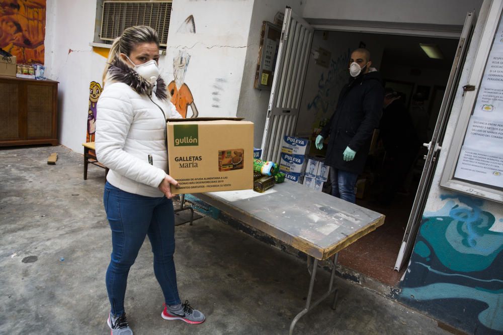 Más de 400 familias desfavorecidas han recibido alimentos de primera necesidad en los últimos días en distintos repartos que ha realizado la asociación de vecinos del barrio Miguel Hernández.