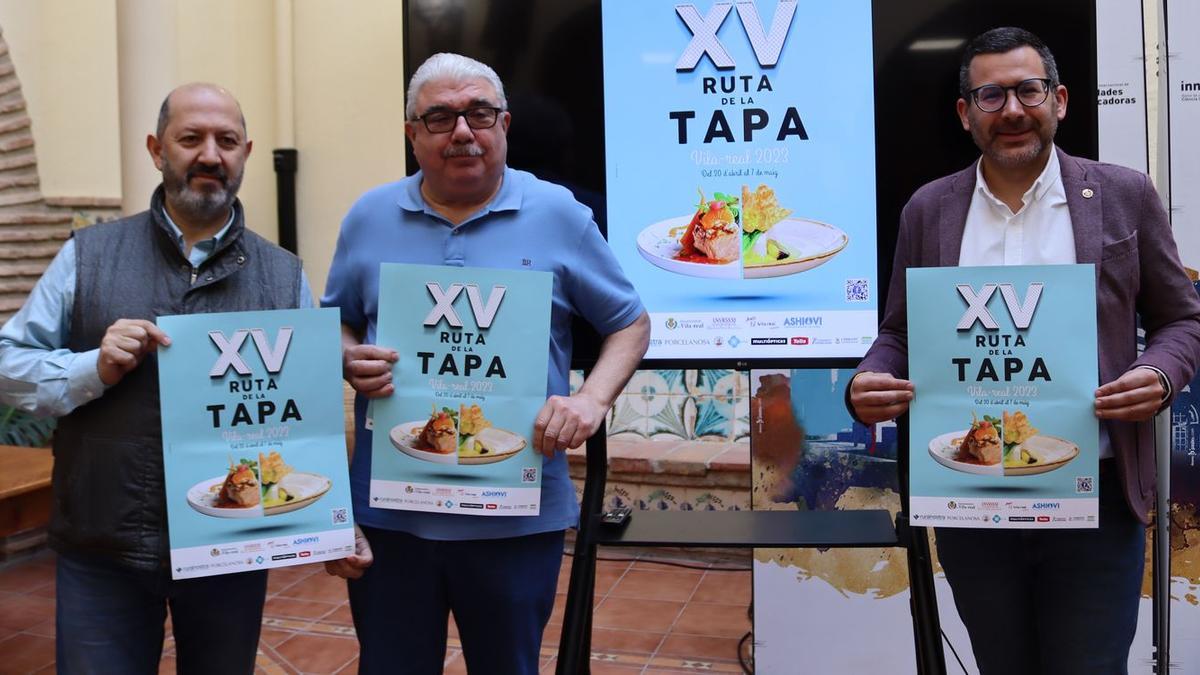 Los chefs Emilio Miralles y Ximo Abril, junto al concejal Diego Vila, en la presentación de la 15ª edición de la Ruta de la Tapa de Vila-real.