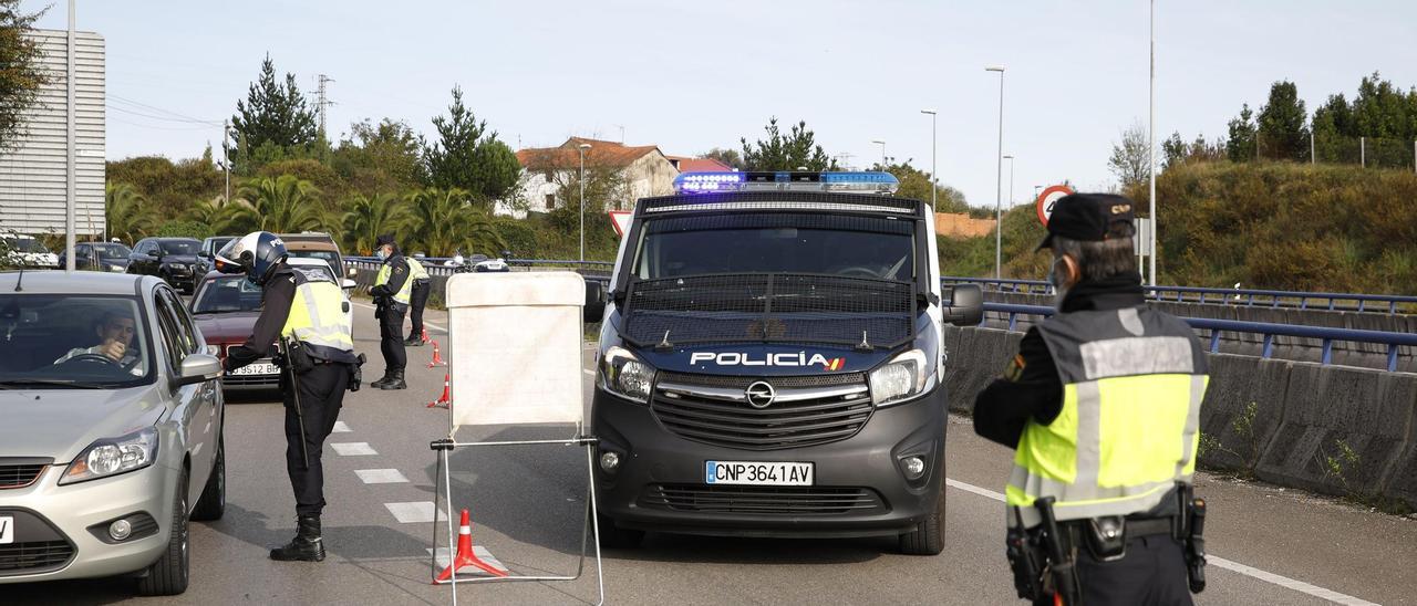 Agentes de la UPR en un control a la entrada de Gijón.