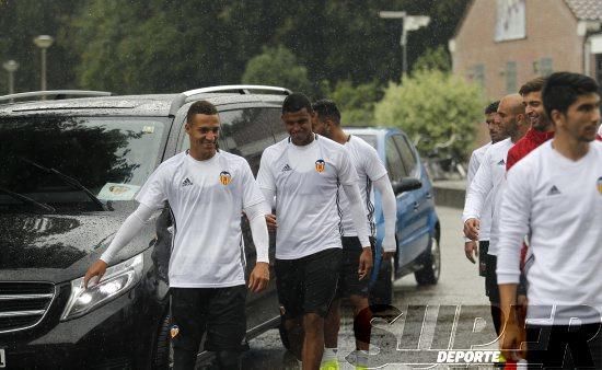 La plantilla entrena bajo la lluvia con el 'shock'